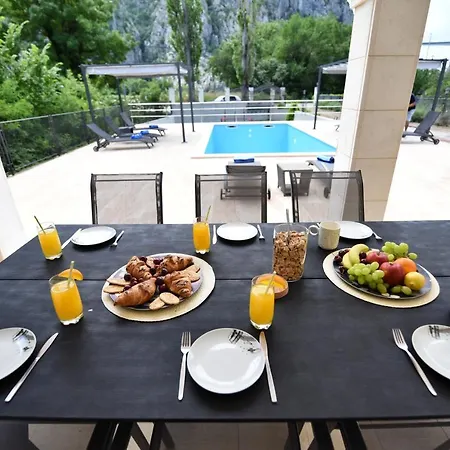 Villa Sophia With Private Swimming Pool Near The Beach!